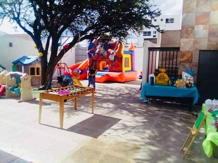 patio del salon y le mandre poner luces y flores al arbol