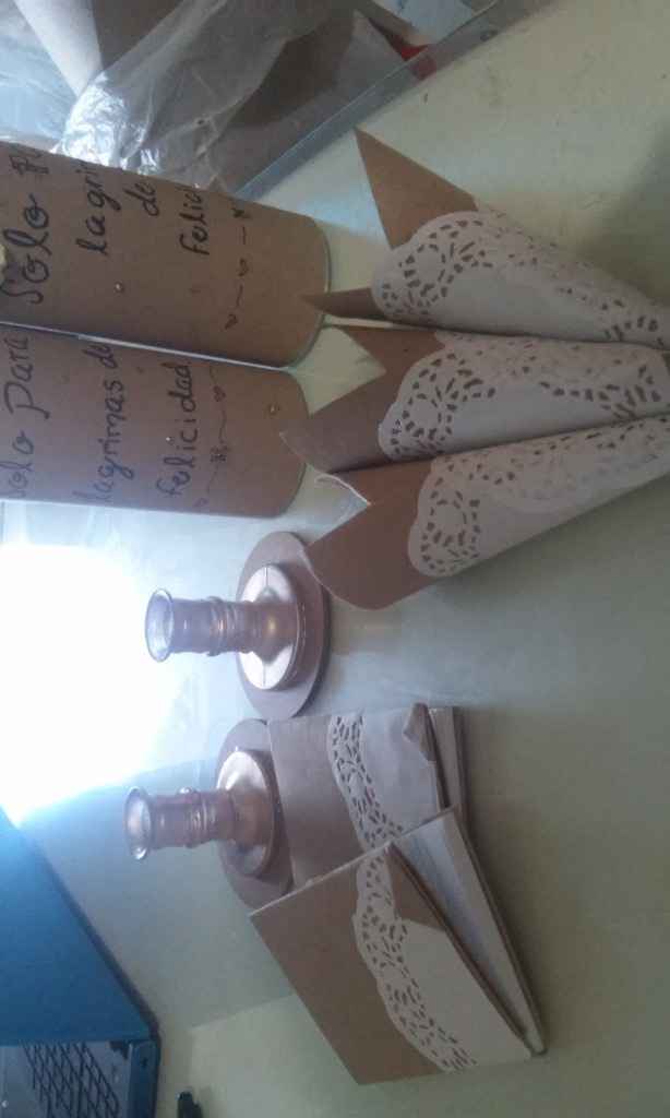 están ahí las libretitas que usaremos para los votos,  las bases para las velas,  los pañuelos y los