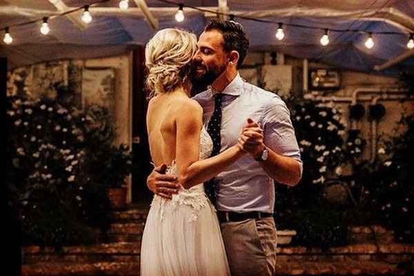 La tercera es que el fotógrafo retrate el momento en el que los novios se canten su canción y se dig