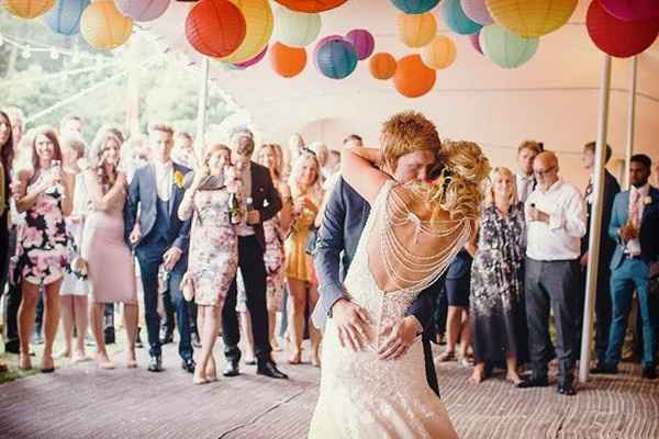 La octava es no hacer a un lado a los novios bailando pero siendo enmarcados por sus invitados que e