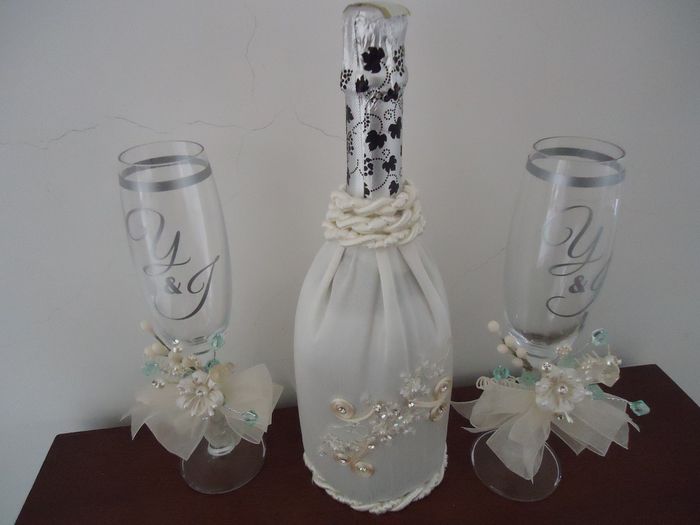 Nuestras copas y botella del brindis