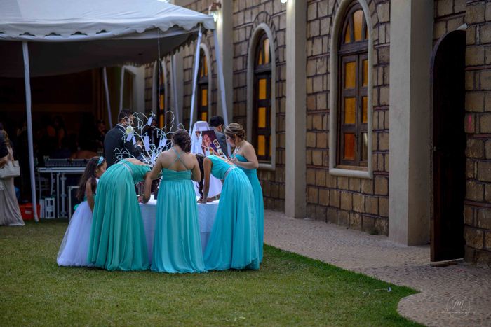 Damas escribiendo en árbol de los buenos deseos