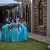 Damas escribiendo en árbol de los buenos deseos