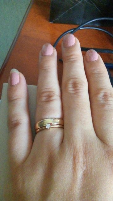 Con mi anillo de compromiso :)
