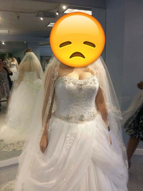 con el vestido de la desgraacia :(