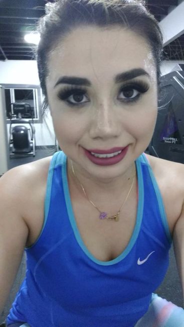 sudando la gota gorda con todo y maquillaje