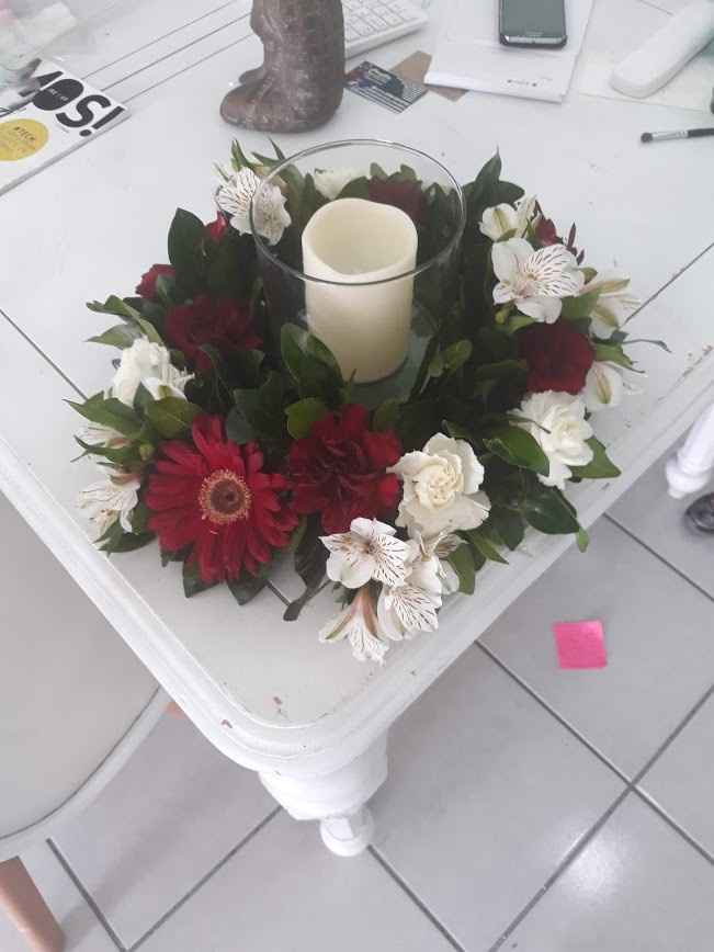 La vela es de led, asi que dura toda la noche encendida con un efecto de "flameado"