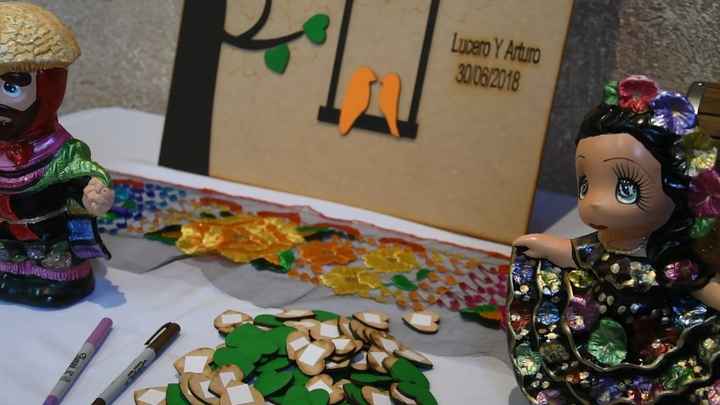 En la entrada dos monitos chiapanecos al lado del árbol de firmas