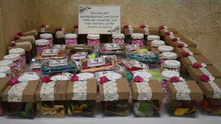 De recuerdos dimos: monederos tejidos, llaveros de corazones multicolor, aretes artesanales, jabonci