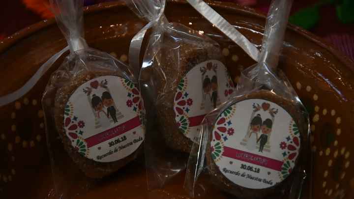 Mi hermana nos puso una mesa de dulces mexicanos en vasijas de barro, con churritos y cosas picantes