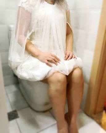 Novias penosas, accesorio para ir al baño - 1