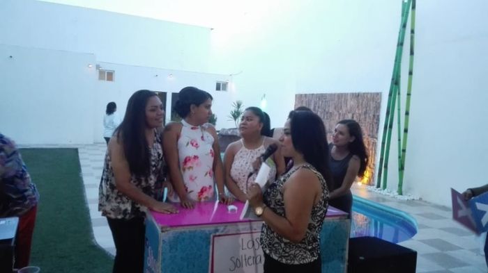 Jugando 100 solteras dijeron (malísimas por cierto)