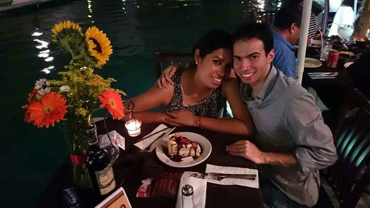 Fotos con su prometido.. - 1