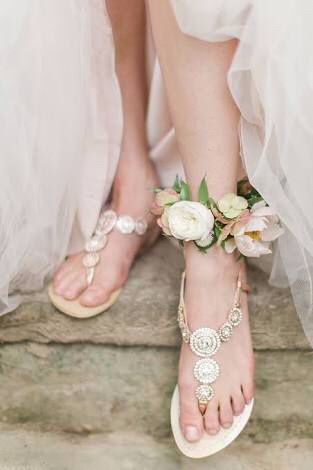 Zapatos de novia en la playa! Las que se casan en playa  ¿que usaron o van a usar? Repórtense 🙌🏻🙌🏻 -
