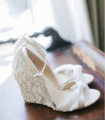 Zapatos de novia en la playa! Las que se casan en playa  ¿que usaron o van a usar? Repórtense 🙌🏻🙌🏻 -