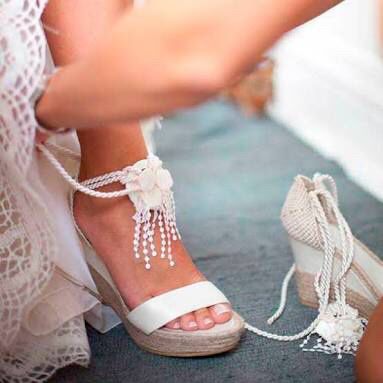 Zapatos de novia en la playa! Las que se casan en playa  ¿que usaron o van a usar? Repórtense 🙌🏻🙌🏻 -