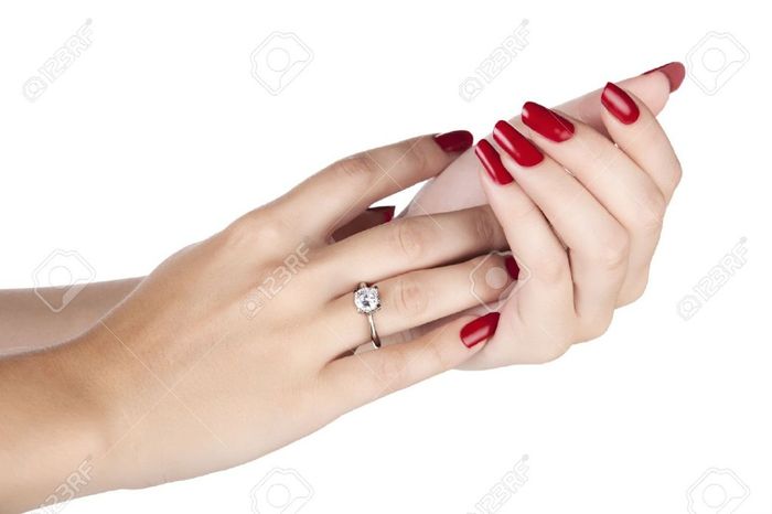 Colores de uñas para resaltar anillo de compromiso 9