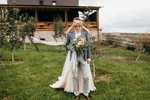 9.-Cubrir los ojos y que nos espere con flores