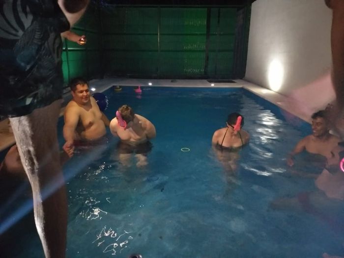 Eran unos penes de plástico en la cabeza y tenían que insertar unos aros 