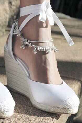 Zapatos de novia en la playa! Las que se casan en playa  ¿que usaron o van a usar? Repórtense 🙌🏻🙌🏻 -