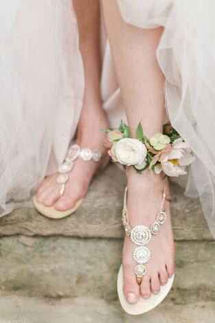 Zapatos de novia en la playa! Las que se casan en playa  ¿que usaron o van a usar? Repórtense 🙌🏻🙌🏻 -