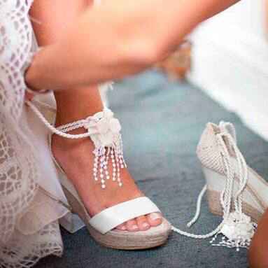 Zapatos de novia en la playa! Las que se casan en playa  ¿que usaron o van a usar? Repórtense 🙌🏻🙌🏻 -