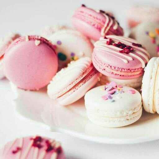 Macarones rosas y blancos