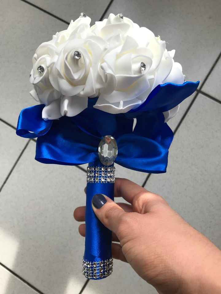 En color azul