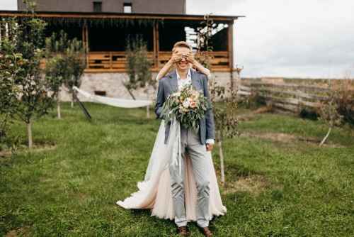 9.-Cubrir los ojos y que nos espere con flores