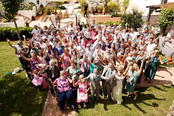 Todos levantando las manos