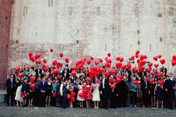 Dando globos a los invitados