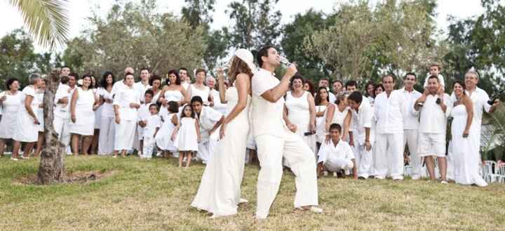 los novios por delante diciendo salud