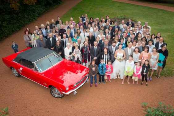 con el transporte de los novios al lado