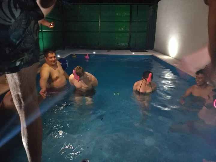 Eran unos penes de plástico en la cabeza y tenían que insertar unos aros 