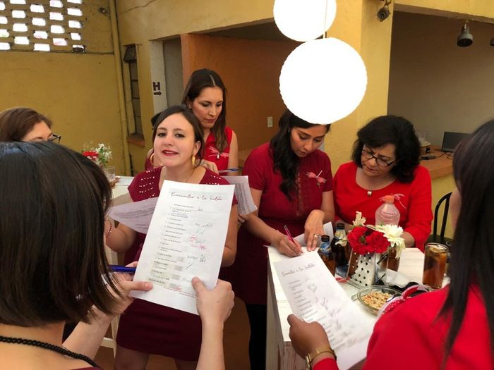busca a la invitada que...