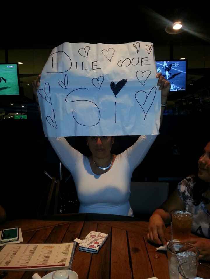 Mi compañera de trabajo con su cartulina