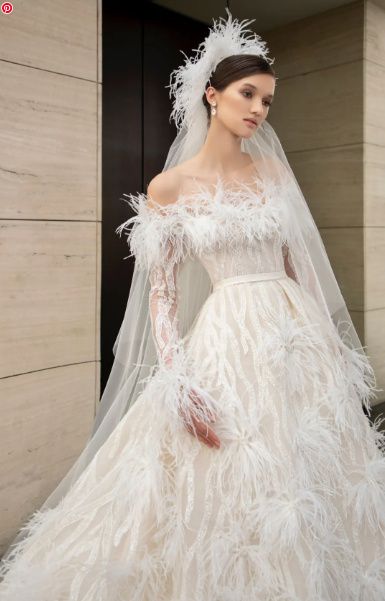 Tendencias en vestidos de novia que triunfarán en 2022: plumas 1