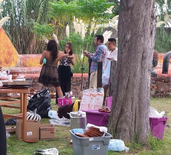 Invitados buscando comida