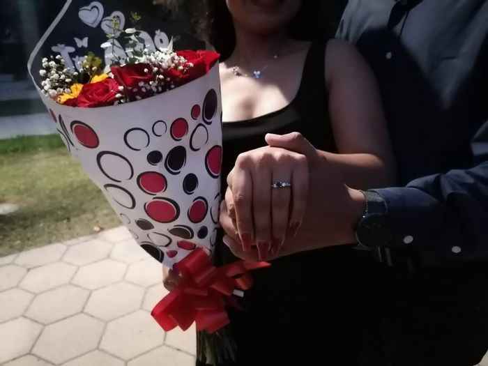Post para enseñar tu hermoso anillo de compromiso jijiji 💍 - 1