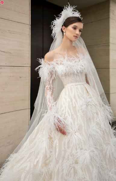 Tendencias en vestidos de novia que triunfarán en 2022: plumas - 1