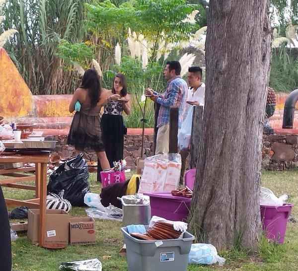 Invitados buscando comida