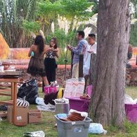 Invitados buscando comida