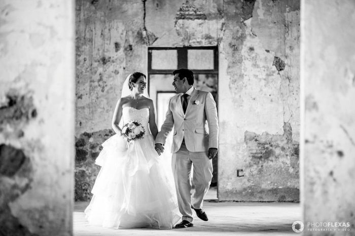 Vota: ¿Qué fotos de boda son más románticas a color o blanco y negro? 5