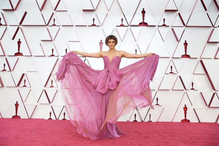 Premios Oscar 2021: ¡No te pierdas los mejores looks aquí! 👗 7