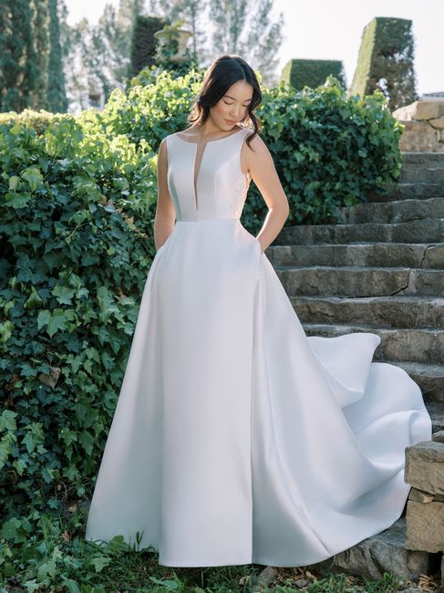 Tendencias en vestidos de novia 2022: Escotes Y minimalismo 4