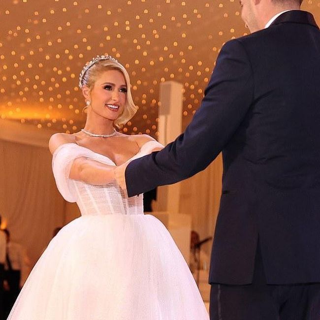 Paris Hilton luce 4 vestidos de ensueño en su boda😍💍 4