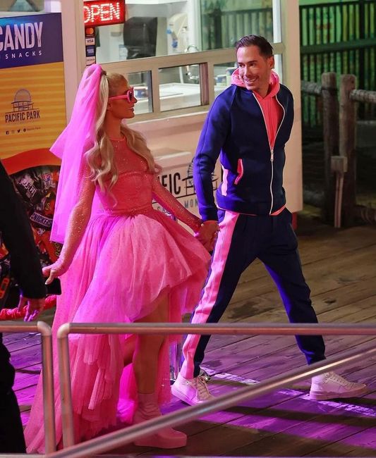 La boda Neon y Vestido de Novia Rosa de Paris Hilton!💋💍 1
