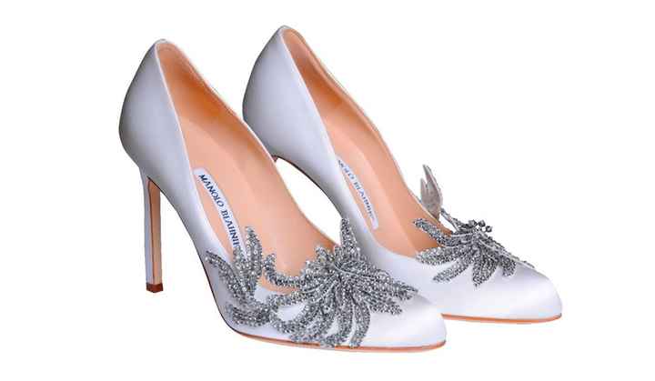 B) Manolo Blahnik de entre 1.000 o 1.500 dolares