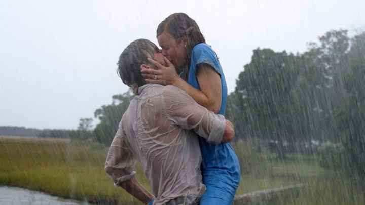 A) El romántico beso de Noah y Allie en The Notebook