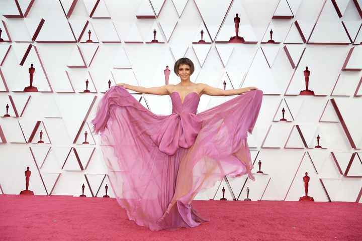 Premios Oscar 2021: ¡No te pierdas los mejores looks aquí! 👗 - 7